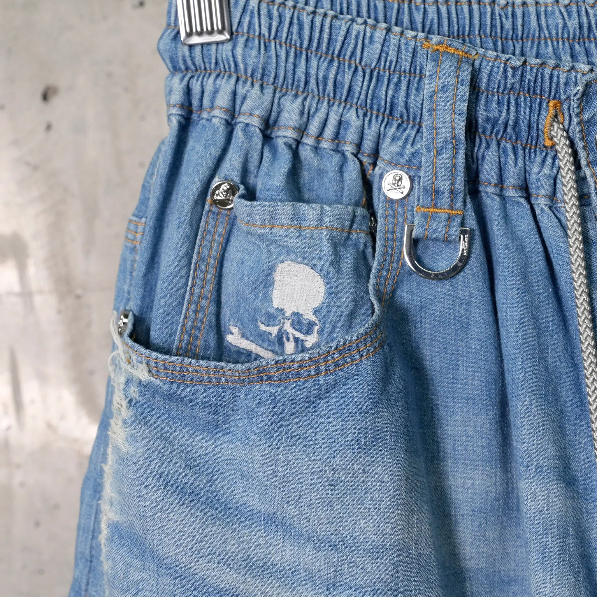 DISTRESSED EASY DENIM SHORTS (310) / 009:INDIGO