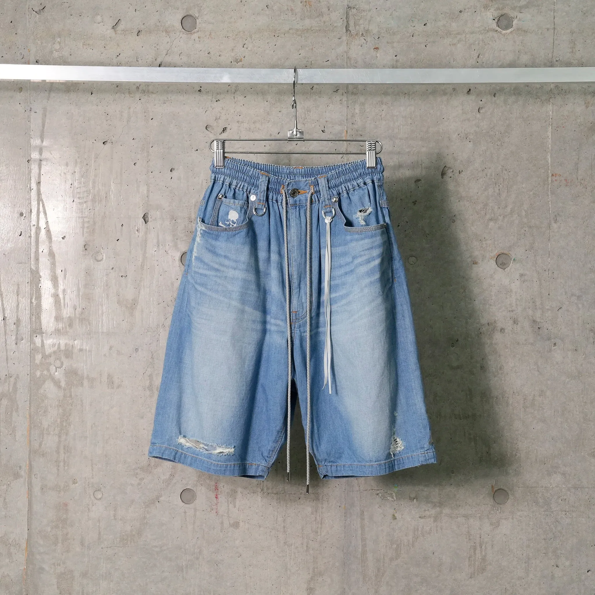 DISTRESSED EASY DENIM SHORTS (310) / 009:INDIGO