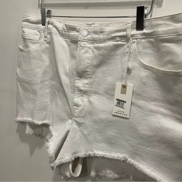 Good American Raw Fringe Hem Bombshell Denim Shorts in White Size 20