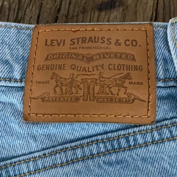 Levi's® PremiumRIBCAGE Denim Distressed  SHORTS 27