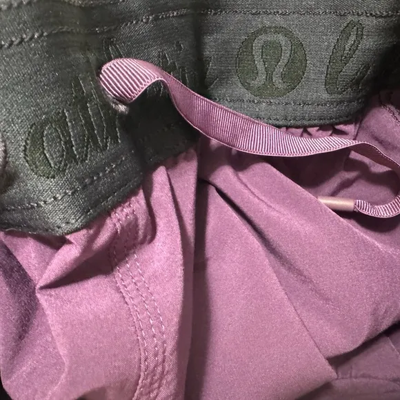 Lululemon Women’s Hotty Hot High-Rise Shorts Size 6 Purple Camo Print 4” Inseam
