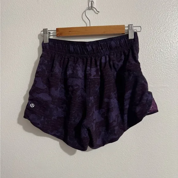 Lululemon Women’s Hotty Hot High-Rise Shorts Size 6 Purple Camo Print 4” Inseam