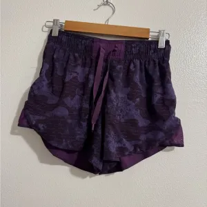 Lululemon Women’s Hotty Hot High-Rise Shorts Size 6 Purple Camo Print 4” Inseam