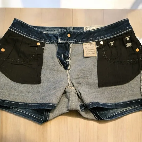 Miss Me Woman's Size 27 Blue Jeans with Leather Patch and Contrast Stitching.