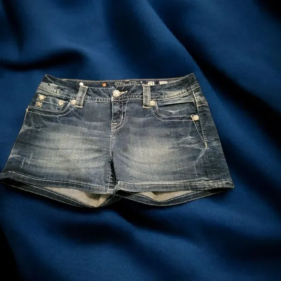 Miss Me Woman's Size 27 Blue Jeans with Leather Patch and Contrast Stitching.