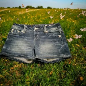 Miss Me Woman's Size 27 Blue Jeans with Leather Patch and Contrast Stitching.