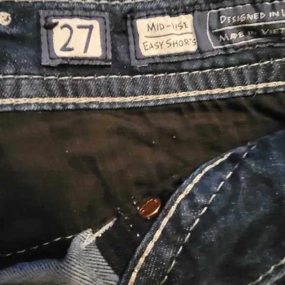 Miss Me Woman's Size 27 Blue Jeans with Leather Patch and Contrast Stitching.