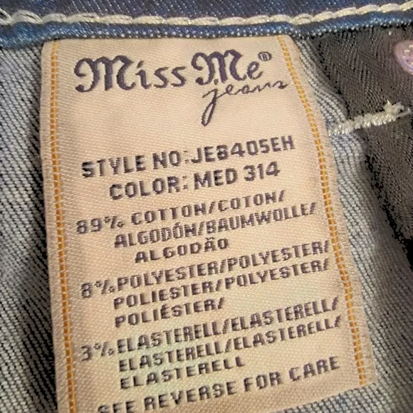 Miss Me Woman's Size 27 Blue Jeans with Leather Patch and Contrast Stitching.