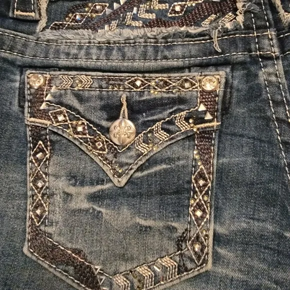 Miss Me Woman's Size 27 Blue Jeans with Leather Patch and Contrast Stitching.