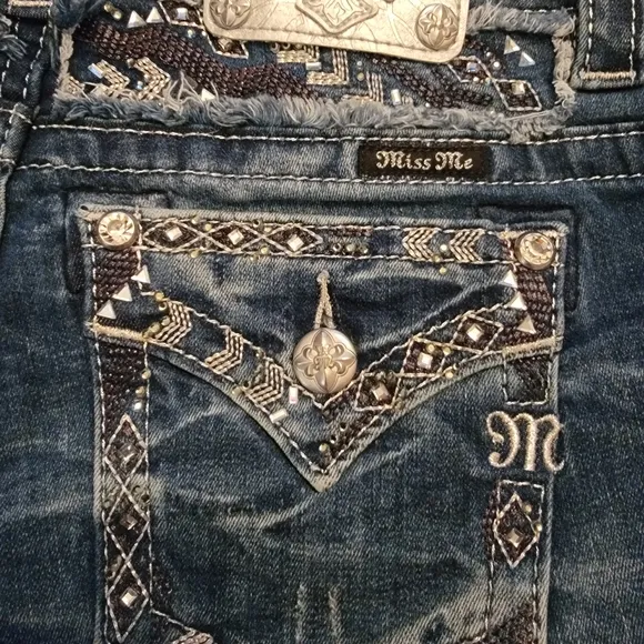 Miss Me Woman's Size 27 Blue Jeans with Leather Patch and Contrast Stitching.