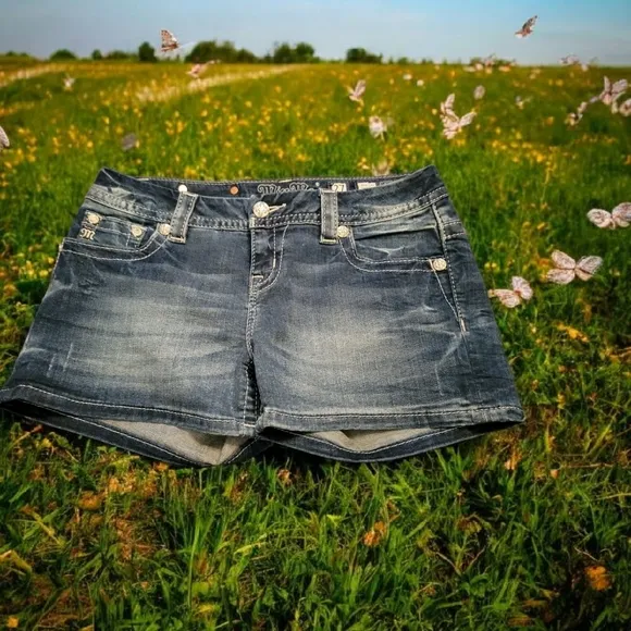 Miss Me Woman's Size 27 Blue Jeans with Leather Patch and Contrast Stitching.
