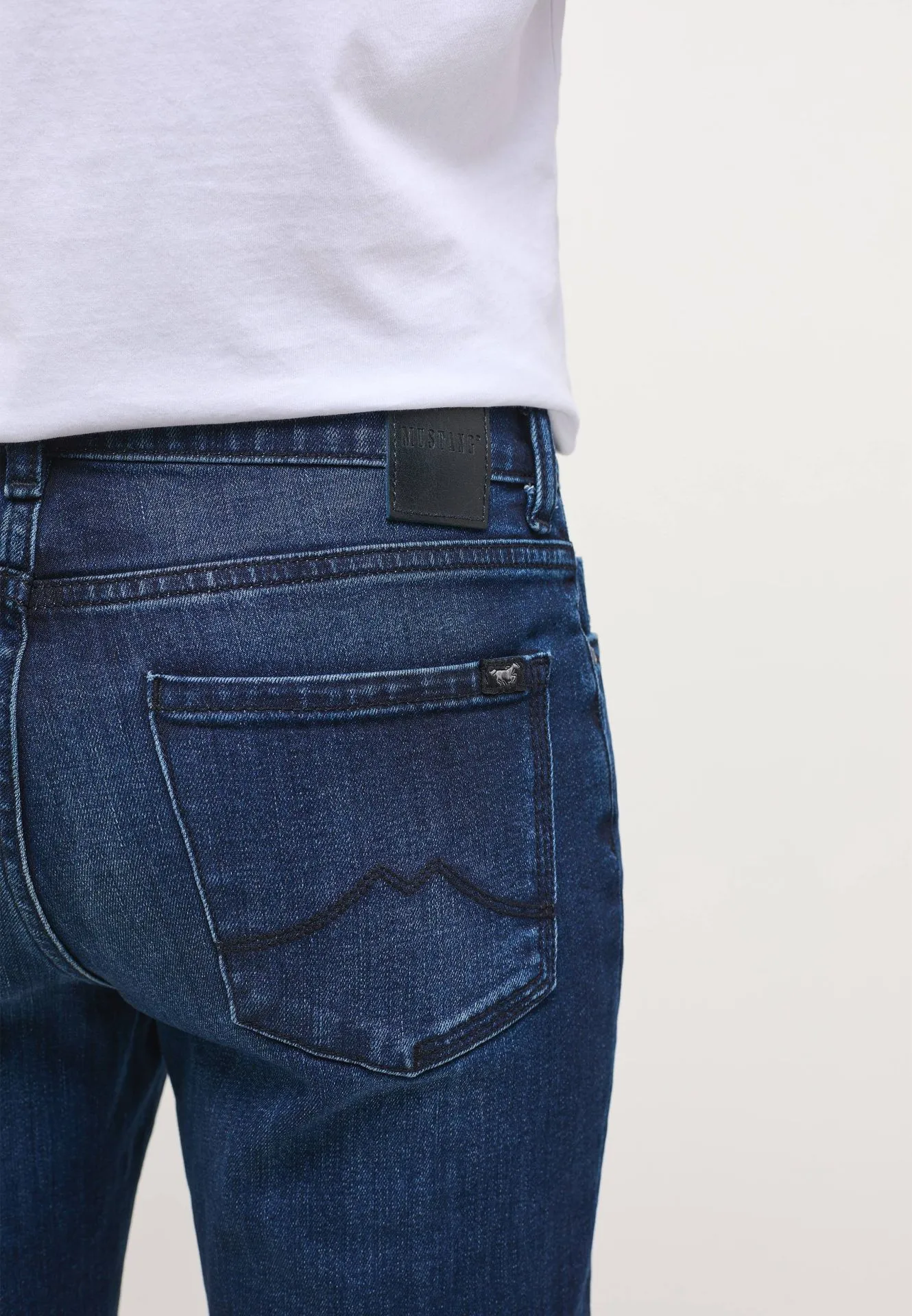Mustang Crosby Relaxed Slim Jean with medium waist 802