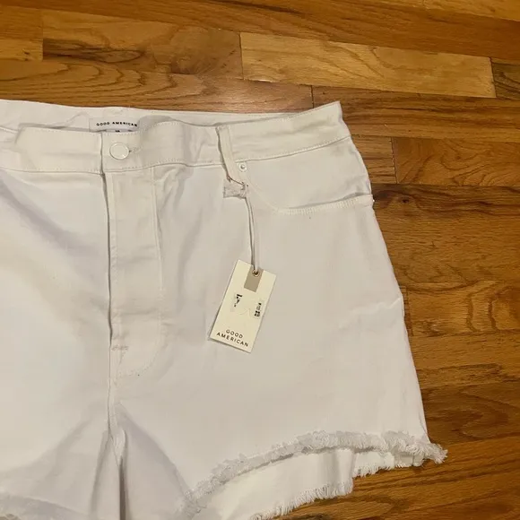 NWT GOOD AMERICAN Bombshell Shorts White 18
